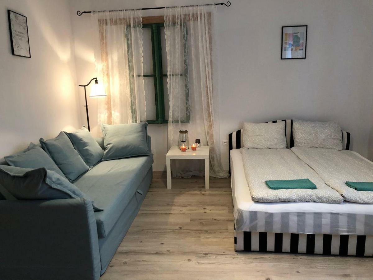 Tulipan Villa Panzio Szolnok Exteriör bild
