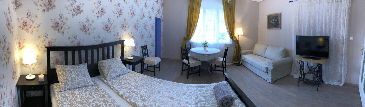 Tulipan Villa Panzio Szolnok Exteriör bild